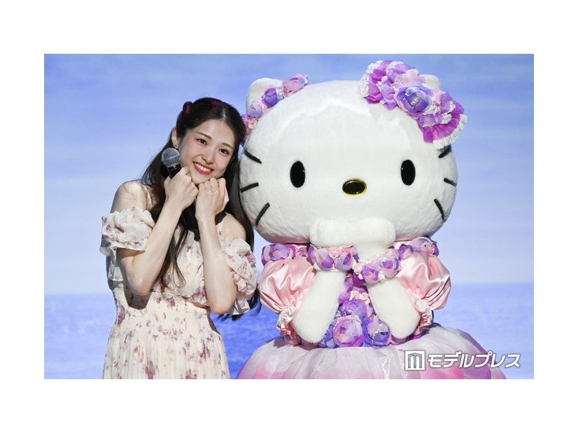 「Sanrio characters Exhibition Hotel Floria Tokyo」プレス限定イベントに出席した松村沙友理、ハローキティ（C）モデルプレス