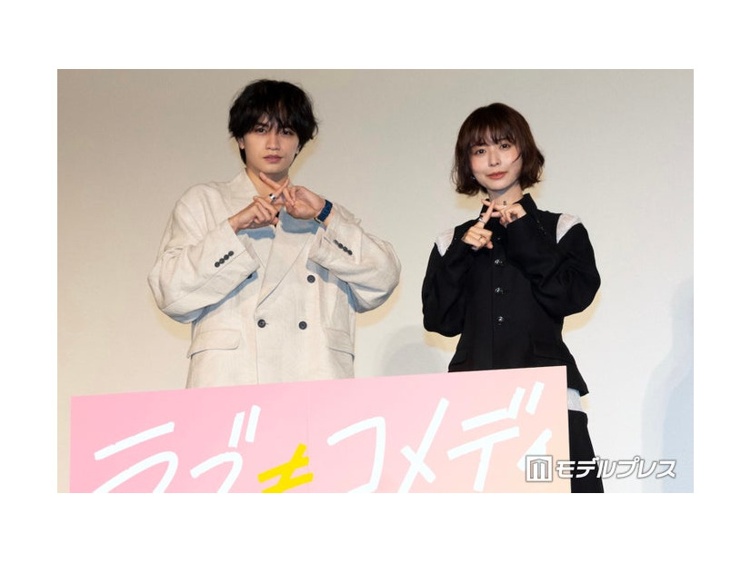 「ラブ≠コメディ」公開御礼舞台挨拶に登壇した中島健人、長濱ねる（C）モデルプレス