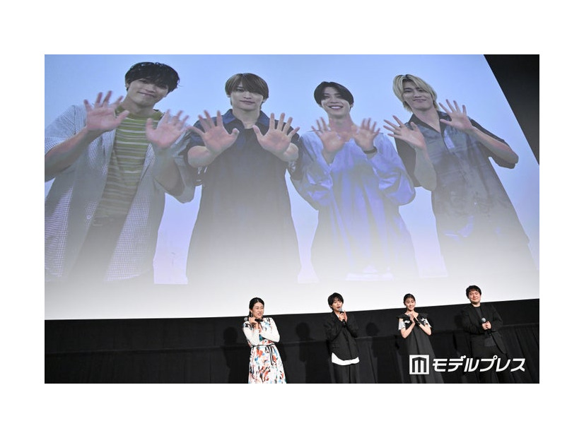 （左から）「君と花火と約束と」初日舞台挨拶に出席した横澤夏子、佐藤勝利、原菜乃華、鈴木慧監督（C）モデルプレス