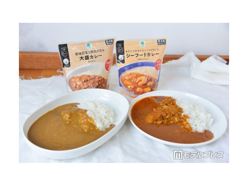 （左から）「香味野菜と豚肉の旨み 大盛カレー」「あさりの旨みとスパイスが効いたシーフードカレー」（C）モデルプレス