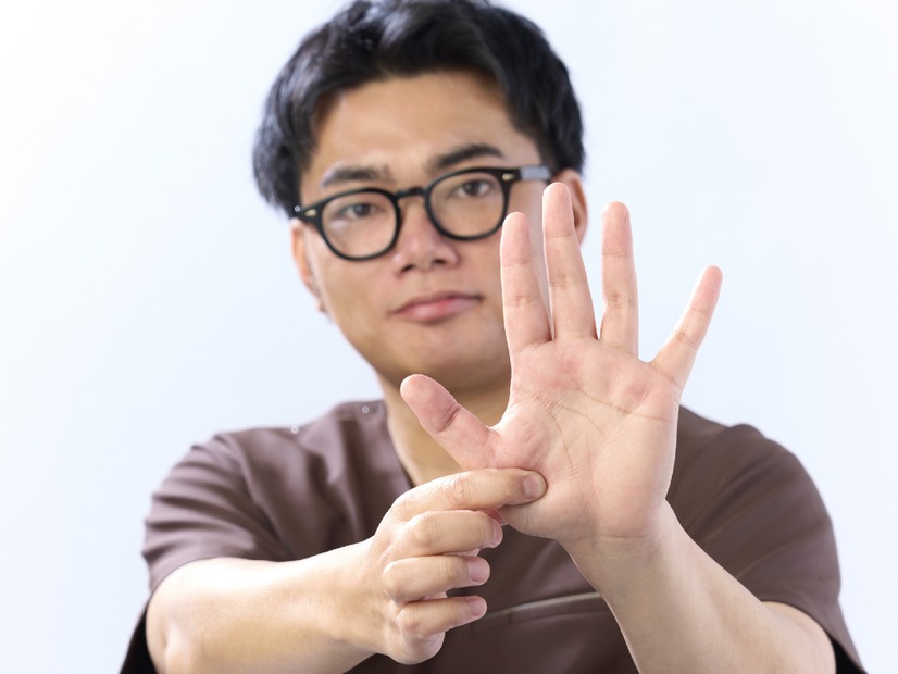 「薬指と小指の付け根から下」を押してみて！痛い人は「肝臓」にキテるかも？じゃ、ストレスMAXの人が痛い場所は⁉【SNSで「死ぬほど痛かった」とコメントが殺到したツボ4選】