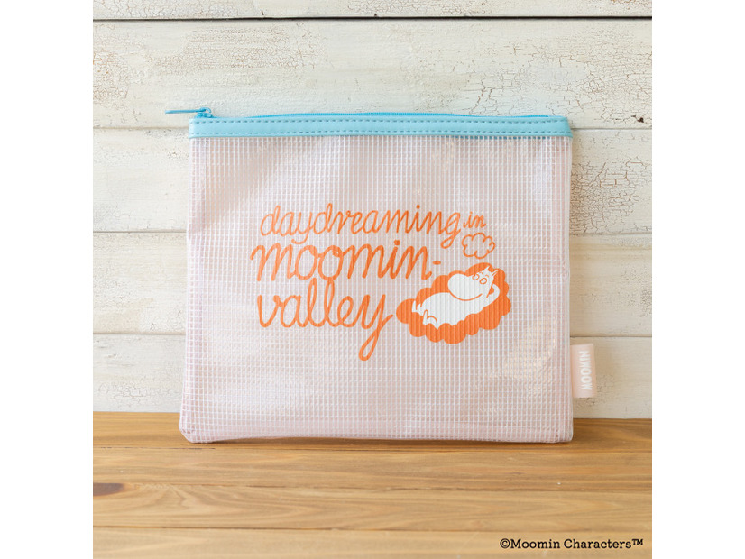 ターポリンフラットポーチ（Daydreaming in Moominvalley）1,980円（税込）