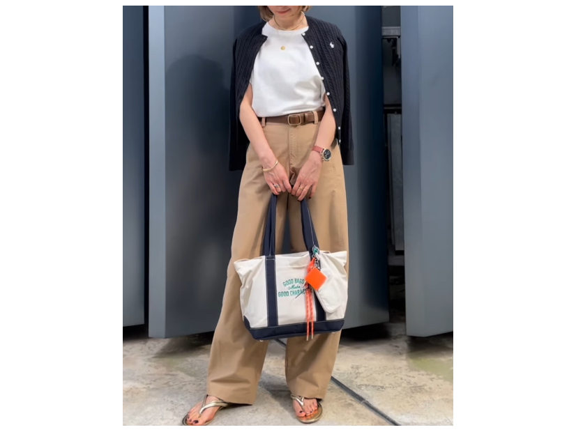 シンプル配色でオシャレ。【ユニクロ】ベージュパンツで仕上げる大人カジュアルな着こなし【40代の毎日コーデ】