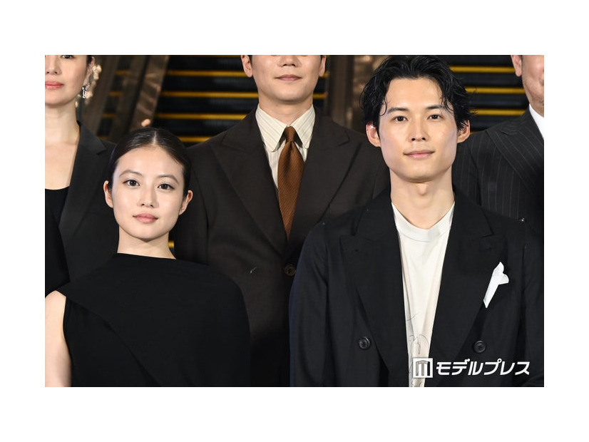 「白鳥とコウモリ」オープニングセレモニーに登壇した今田美桜、松村北斗（C）モデルプレス