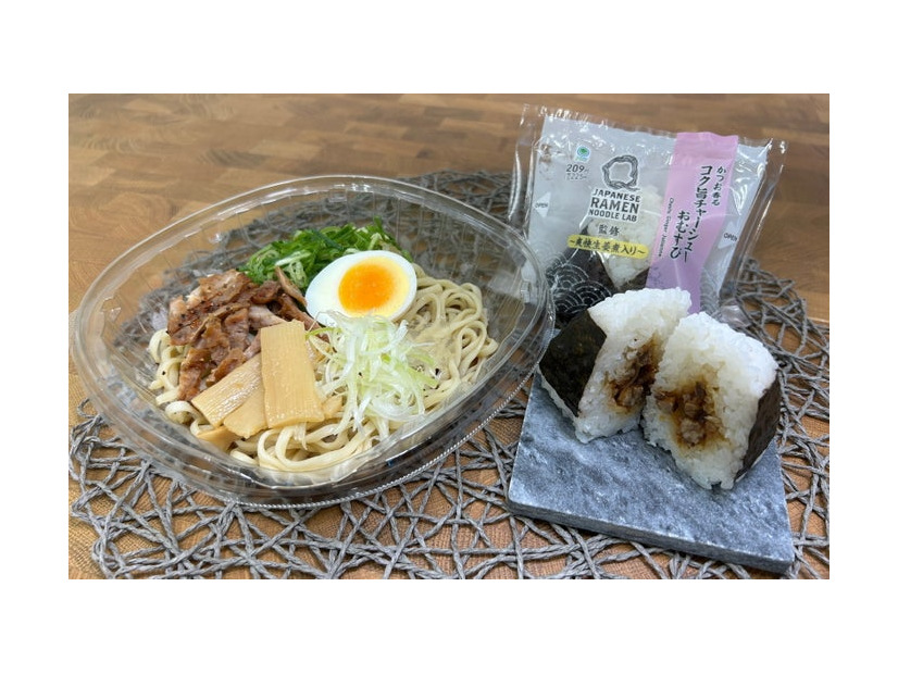 Lab Q監修 至高の一杯 冷製煮干し醤油らぁ麺、Lab Q監修 かつお香るコク旨チャーシューおむすび～爽快生姜煮入り～／提供画像