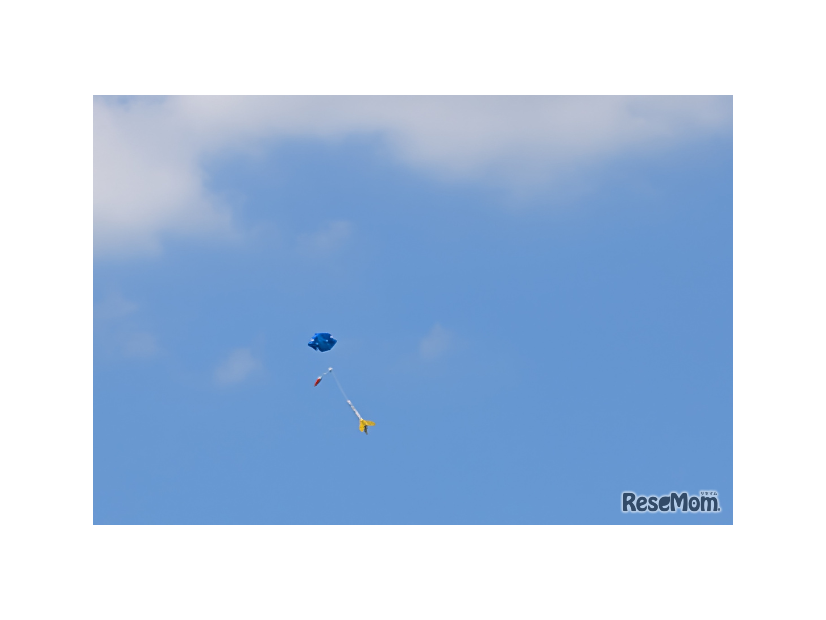 打ちあがったロケットはパラシュートが開いて降下する