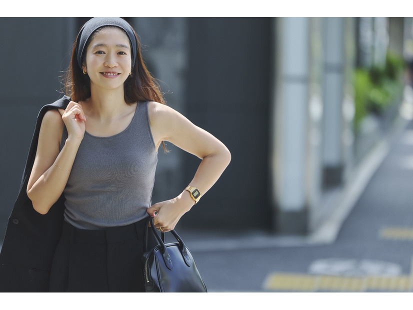 「四十肩に悩まされる私の頼れる存在に」45歳人気スタイリスト樋口かほりさんが壮絶な“オバ見え”肩コリケアから脱却できた「ただならぬタンクトップ」とは