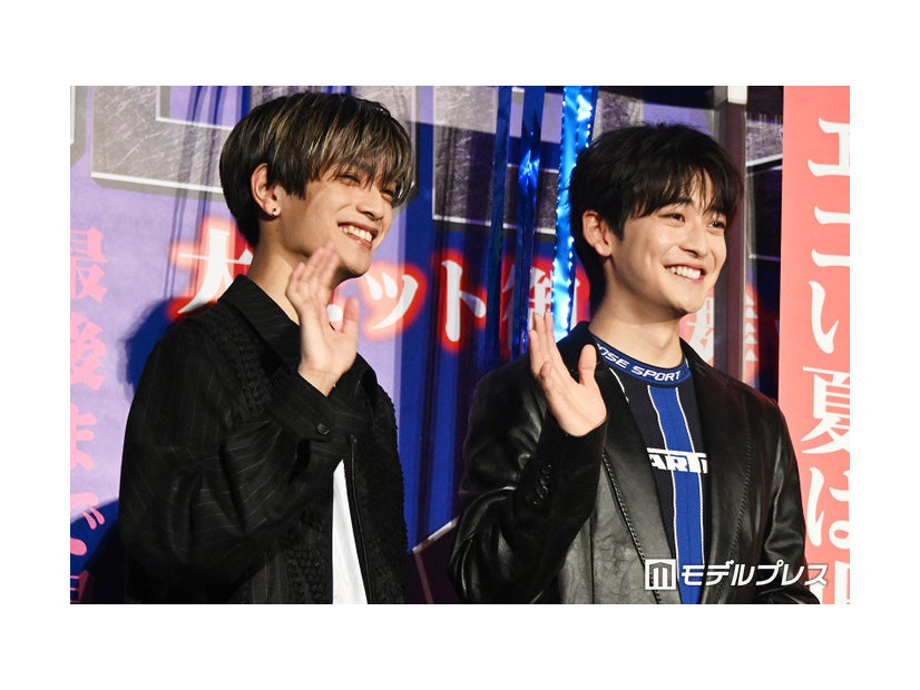どちらが笑顔で手を振れるか張り合う（？）W高橋（高橋恭平＆高橋文哉）（C）モデルプレス