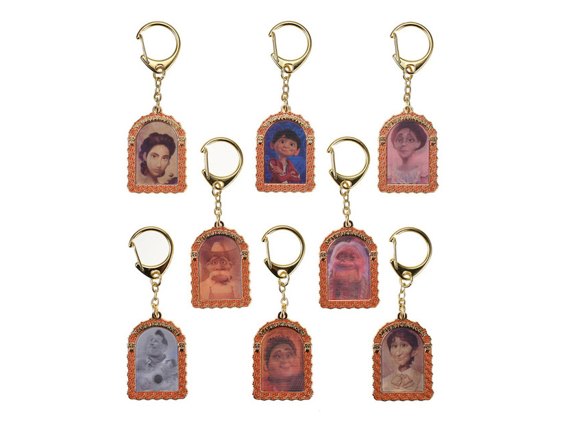 『リメンバー・ミー』シークレットキーチェーン　各900円 © Disney/Pixar
