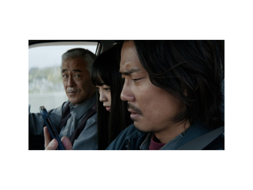 『見えない娘 THE INVISIBLES』画面を見つめる学と長女・風子（近藤華）、タクシー運転手の倉田（寺島進）