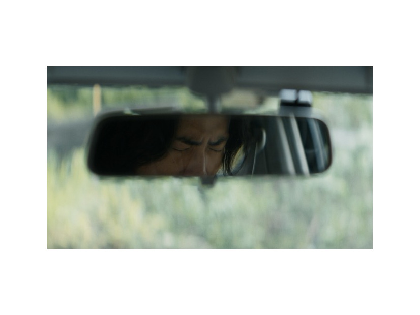 『見えない娘 THE INVISIBLES』ルームミラー越しの学の眉間アップ