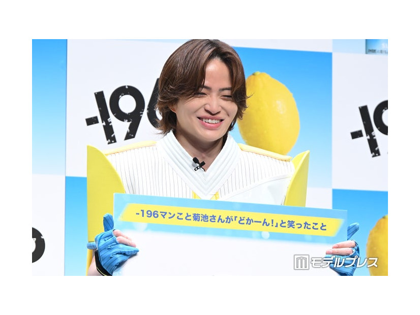 最後顔の前の髪がなかなか破れなくて照れた菊池風磨（C）モデルプレス