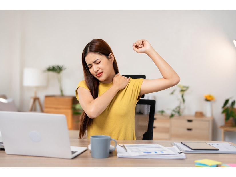 「手が後ろで組めない」原因は肩甲骨にあり？ 1分で肩こりスッキリ「肩甲骨はがし」 