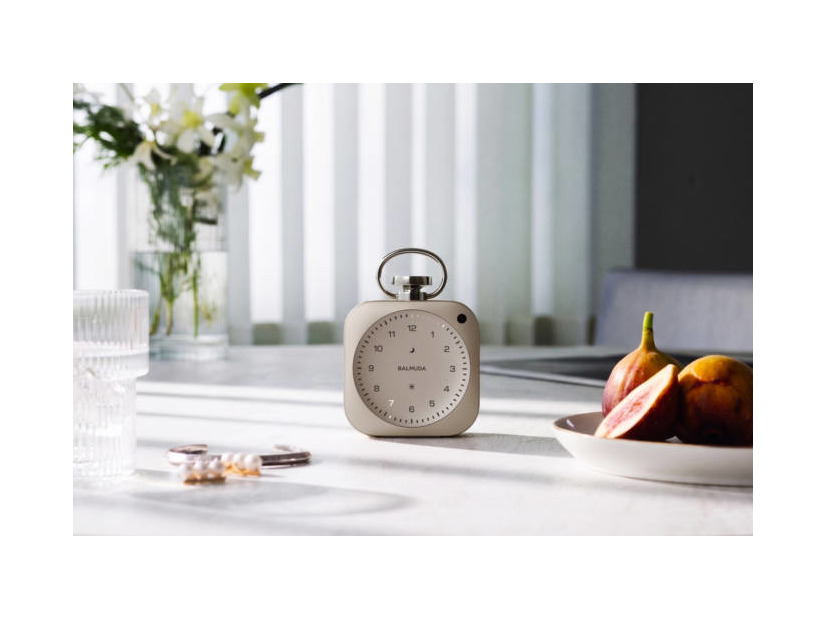 バルミューダの「The Clock」に特別カラー・シャンパンゴールドが登場。新機能「ナイトルーティン」も話題に