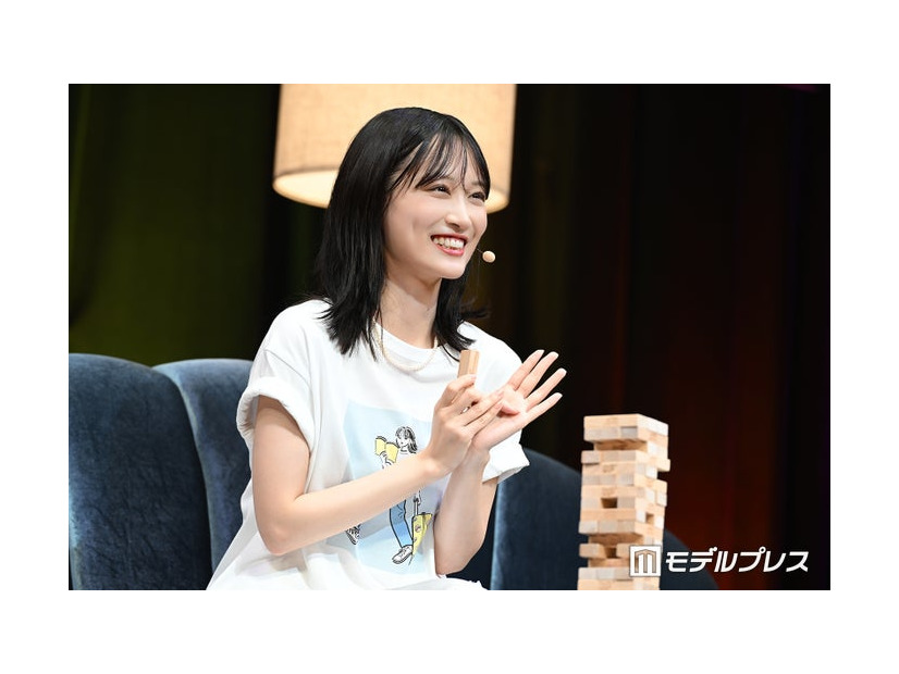 ジェンガを楽しむ山下美月（C）モデルプレス