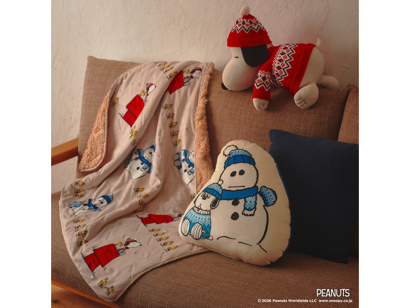 ブランケット ￥4,620、シットアップクッション ￥5,500、ダイカットクッション ￥3,300／© 2026 Peanuts Worldwide LLC