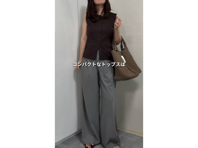 大人かわいい！ダークブラウンのノースリ＆グレーのワイドパンツで作るシックな着こなし【40代の毎日コーデ】