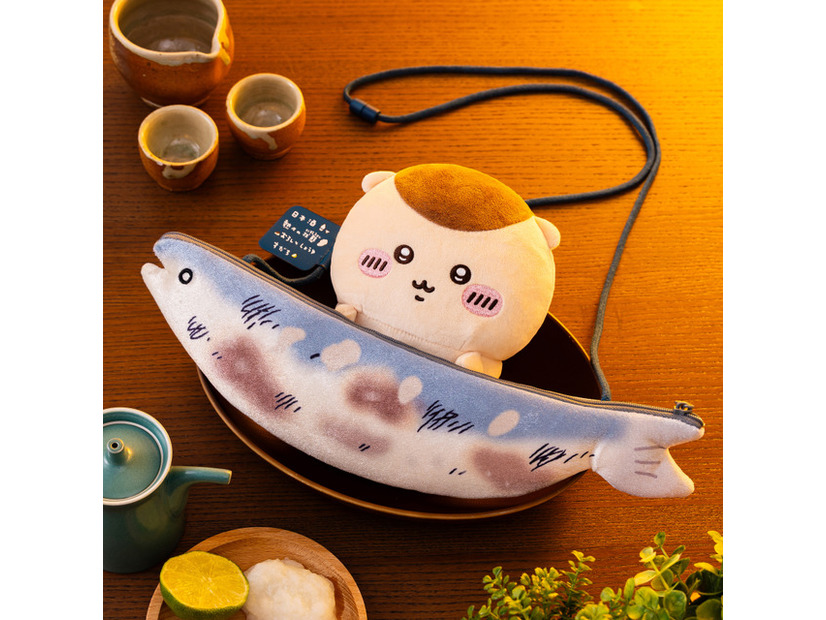 「ちいかわ くりまんじゅうだらけくじ」D賞： 焼きサンマのぬいぐるみポシェット 全1種©nagano