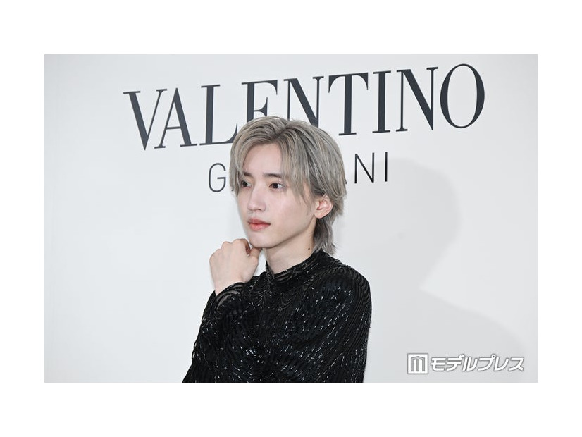 神々しいプラチナブロンドヘアで登場した道枝駿佑（C）モデルプレス