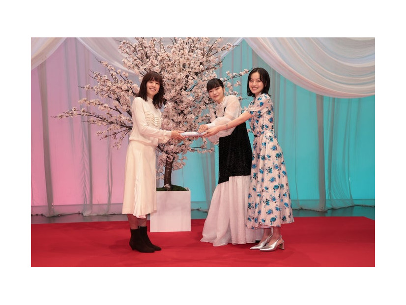 石橋静河、見上愛、上坂樹里（C）NHK