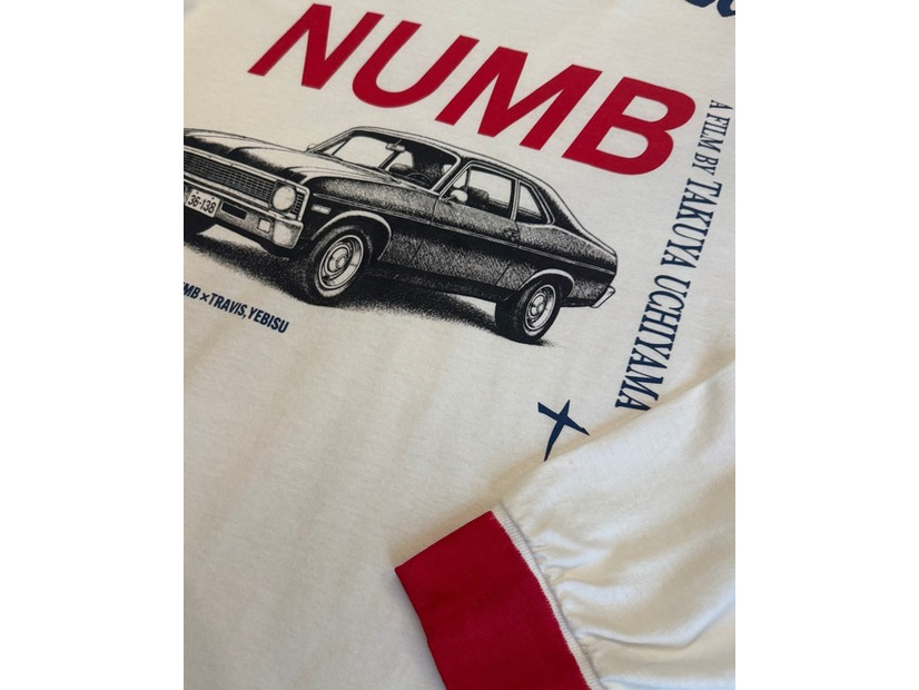 TRAVISとのコラボTシャツ（ロングスリーブ）価格：11,000円（税込）フロント