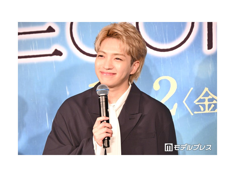 満面の笑みで「リーダー、スケジュールよろしく！」と大橋和也になにわ男子の忘年会を懇願する西畑大吾（C）モデルプレス