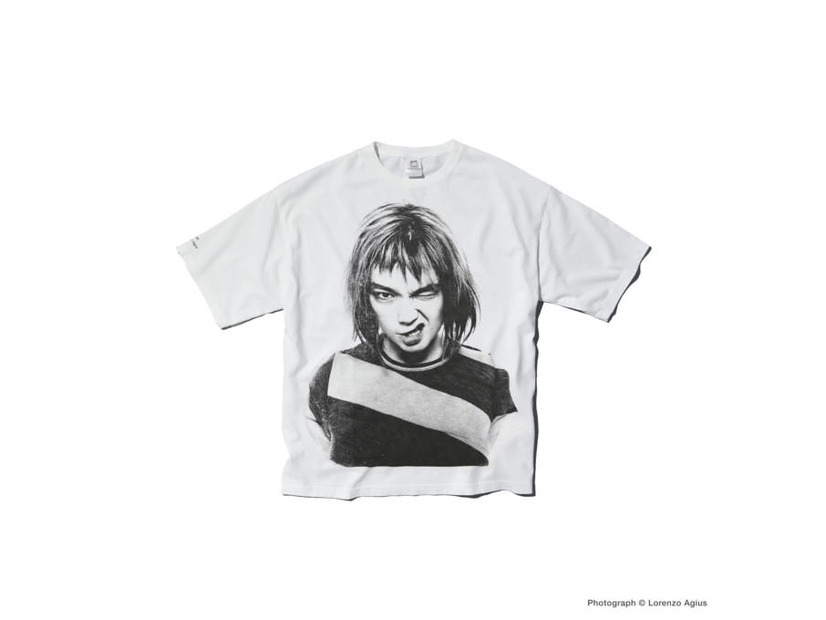 90年代に撮影されたBjorkのアーカイブフォトがTシャツに。Behind the Scenes(R)がLorenzo Agiusとコラボ