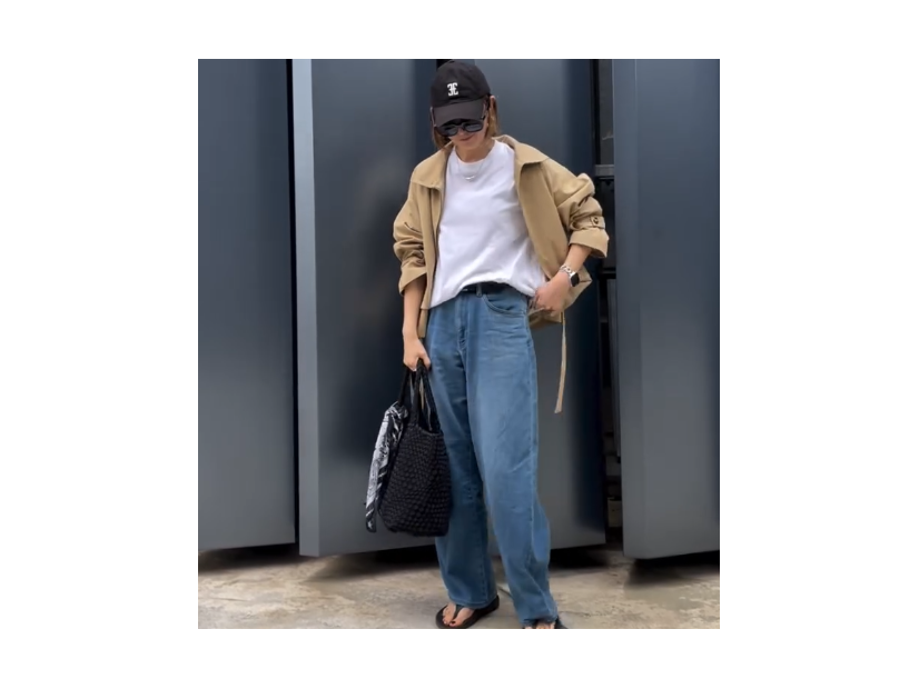 クールにきまる【ユニクロ】ユニセックス服。秋の白Ｔ×デニムも着るだけで洗練シルエットに【40代の毎日コーデ】