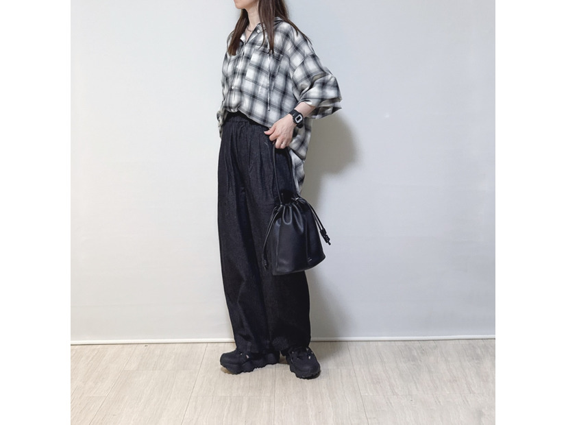 大人の「チェック柄シャツ」はモノトーンで。カジュアル小物を添えた軽快な着こなし