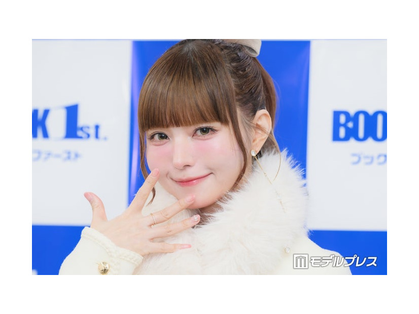 出版記念記者発表会に出席した益若つばさ（C）モデルプレス