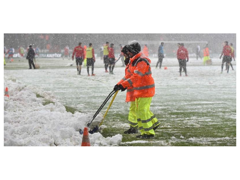 J2新潟、すげぇ！スタジアムの除雪作業に600人が集結、芝生も見えてきた