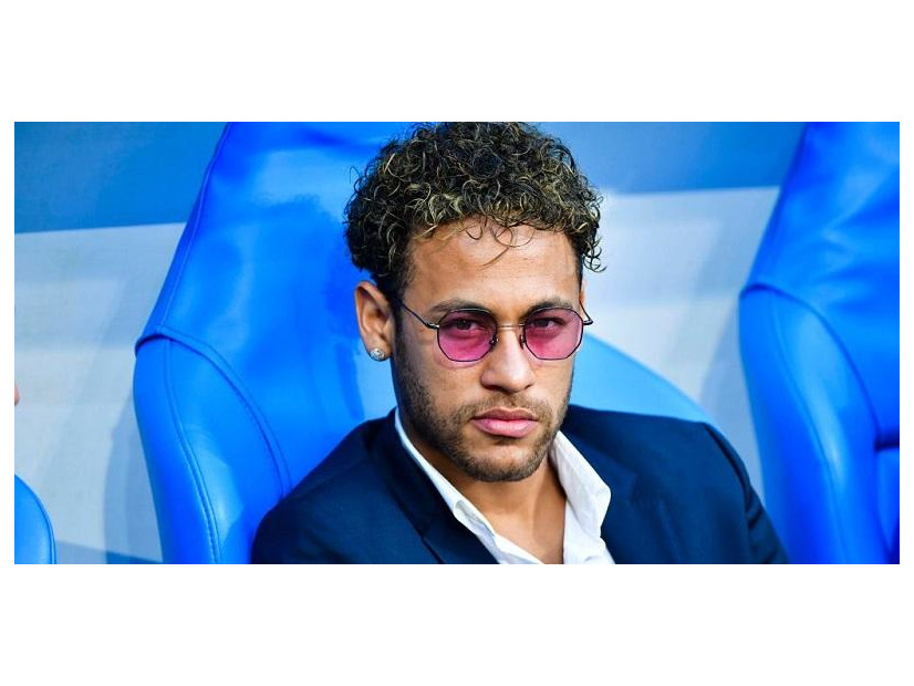 ネイマール、ついに姿を見せた！松葉杖なしでPSG戦を観戦、イメチェンも