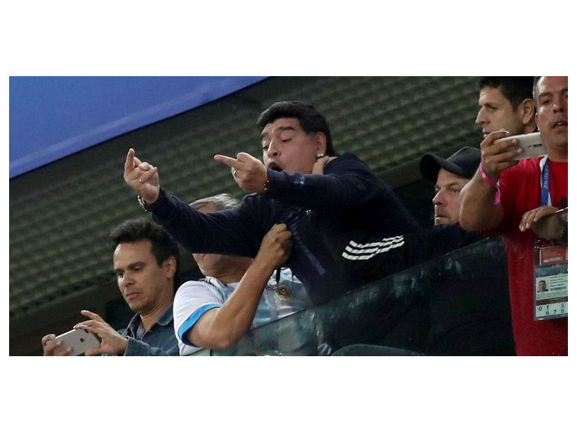 W杯で禁煙無視＋中指おっ立てたマラドーナ、「FIFA大使」クビも？