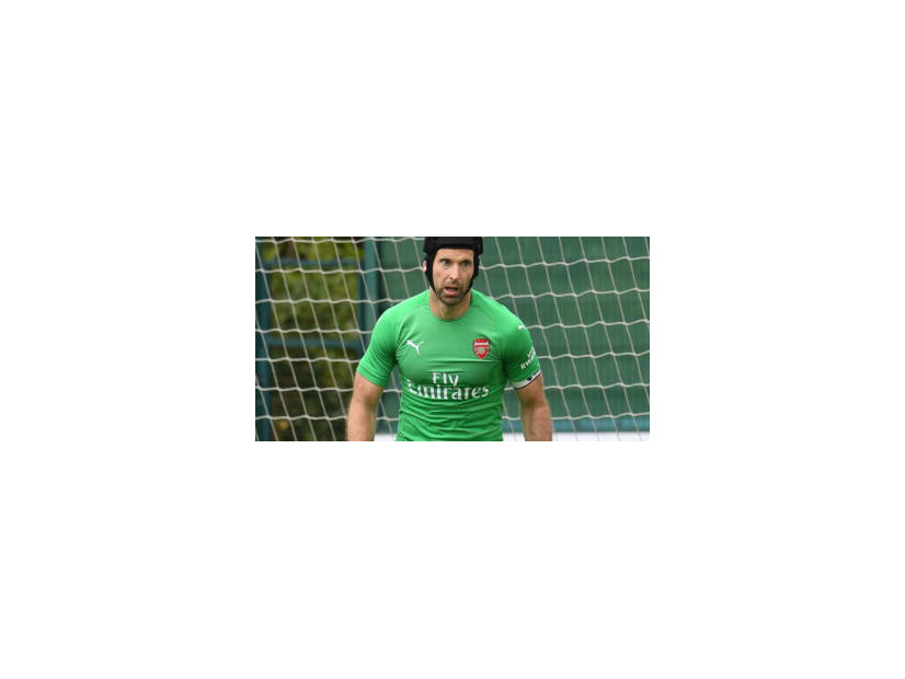 アーセナルGKチェフ、まさかの「むっちり」マッチョ化！？画像で見てみる