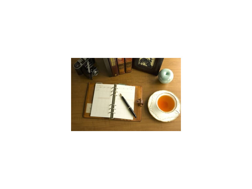 社会人の勉強というと、ビジネスに関する知識やスキルの習得に目が行きがちですが、それだけでは十分ではありません。人間は必ずしも合理性だけでは動かないのです