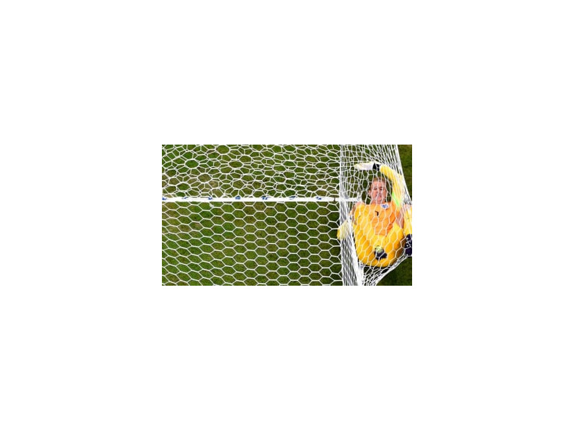 GKがゴールネットに突き刺さる！ELでの「衝撃シーン」がこれ