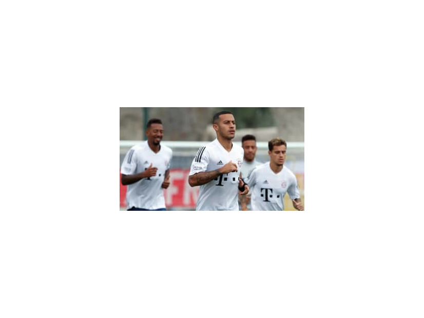 バイエルン選手も見とれる！天才ティアゴの「肩リフティング」がすごい