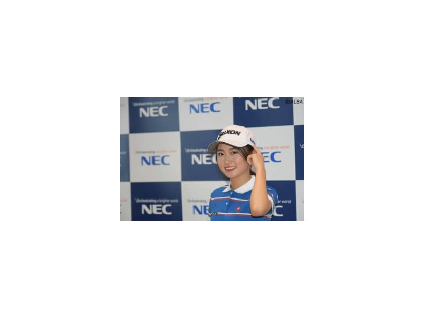 所属先の「NEC」のワッペンを指さす安田祐香　デビュー戦が無観客にも戸惑いはなし（撮影：佐々木啓)