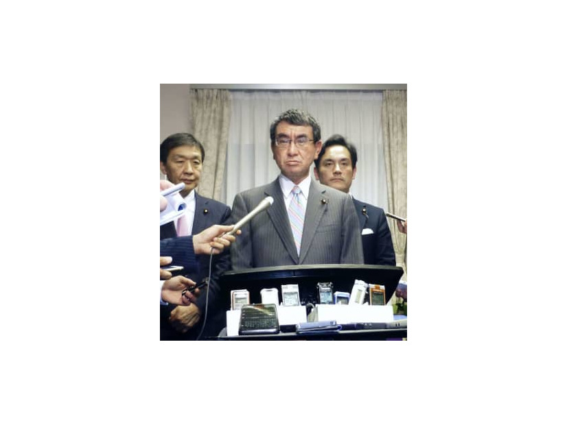 記者団の質問に答える河野防衛相＝2日午後、国会内