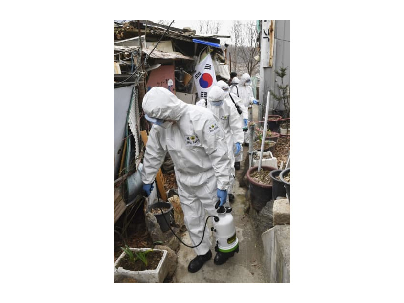 3日、ソウル市の低所得者層が住む地域を消毒する作業員ら（共同）
