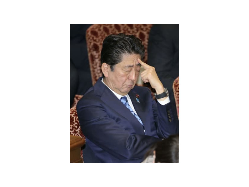 参院予算委で質問を聞く安倍首相＝3日午後
