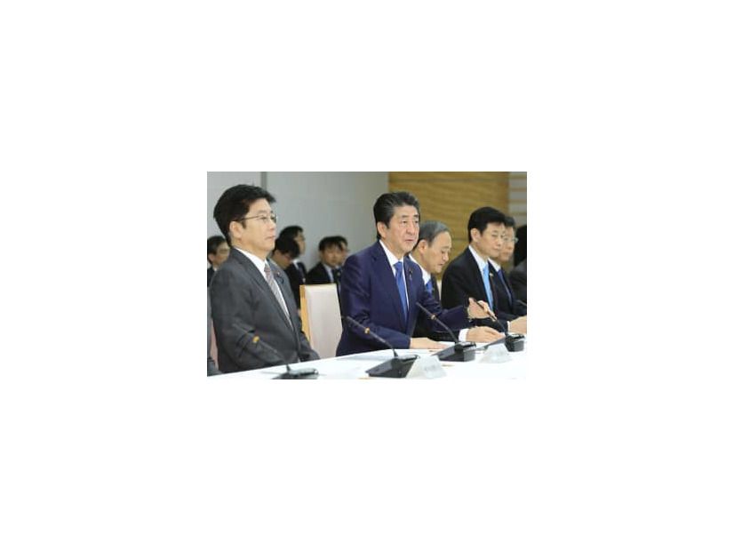 新型コロナウイルス感染症対策本部会合で発言する安倍首相（左から2人目）＝7日午後、首相官邸