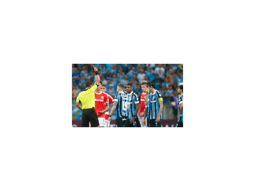 ブラジルで衝撃大乱闘！仰天の「8人一発レッドカード退場」がこれ