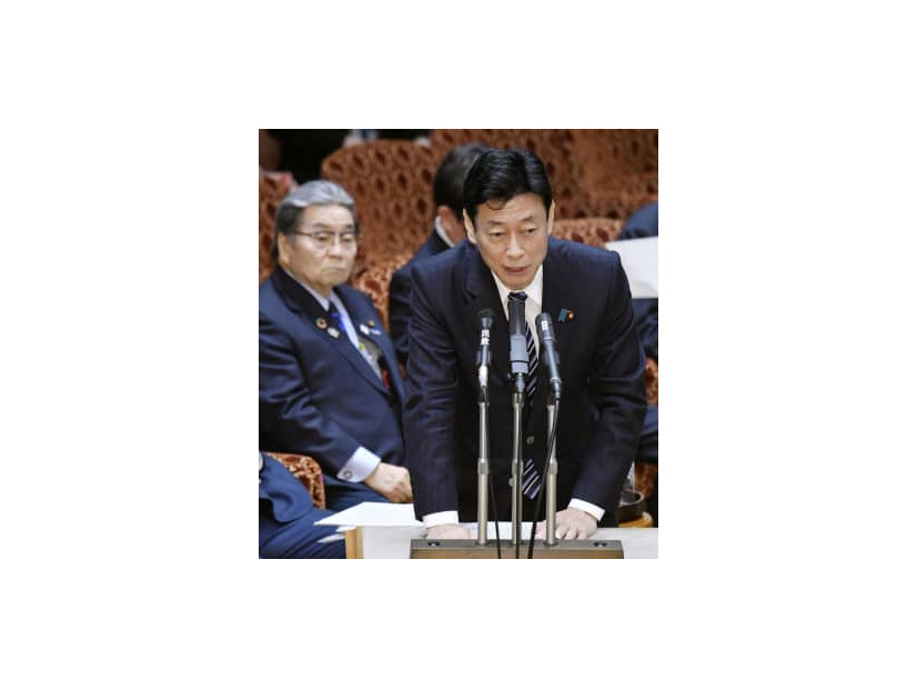 参院予算委で答弁する西村経済再生相。左奥は北村地方創生相＝17日午前