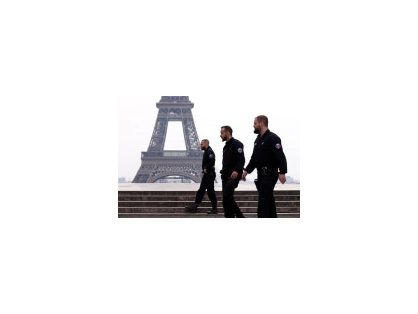 17日、外出が制限されたパリで巡回する警官（ロイター＝共同）