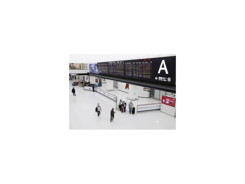 閑散とする成田空港の到着ロビー＝9日