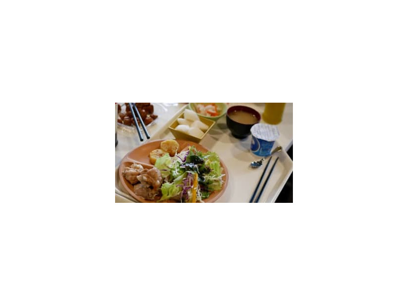 ピッチのすぐ隣で選手が食事するいわきFC。「食」について担当者に聞いてみた