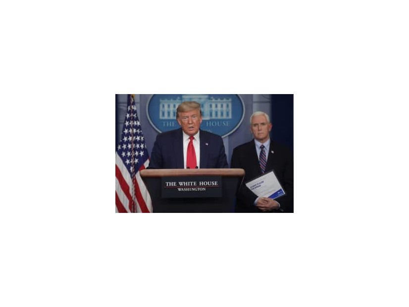 米ホワイトハウスで記者会見するトランプ大統領＝26日（ロイター＝共同）