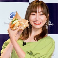 須田亜香里、美肌チラリのシースルー衣装SHOTに反響「お美しいです」「後ろ姿も綺麗」