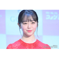 峯岸みなみ、抱っこひも姿＆娘との2ショット公開「癒される」「ほっぺが可愛い」の声